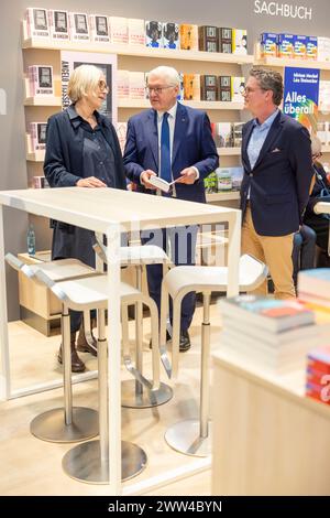 Bundespraesident Frank-Walter Steinmeier besucht die Leipziger Buchmesse foto vom 21.03.2024: Steinmeier am Stand des Rowohlt Verlags, rechts neben ihm Rowohlt - Geschaeftsfuehrer Christian Juenger Dame unbekannt. Fuer Besucherinnen und Besucher oeffnet die Buchmesse am Donnerstag, 21.03.2024. Bis zum Sonntag praesentieren sich 2,085 Aussteller aus 40 Laendern, etwas mehr als 2023. Die Leipziger Buchmesse Hat durch die Corona-Jahre schwierige Zeiten hinter sich, jetzt blickt sie wieder nach vorn. Es gibt mehr Aussteller und mehr Ticketvorverkaeufe als 2023. Siehe epd-Meldung vom 21.03.2024 EDI Foto Stock