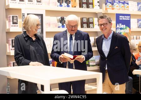 Bundespraesident Frank-Walter Steinmeier besucht die Leipziger Buchmesse foto vom 21.03.2024: Steinmeier am Stand des Rowohlt Verlags, rechts neben ihm Rowohlt - Geschaeftsfuehrer Christian Juenger Dame unbekannt. Fuer Besucherinnen und Besucher oeffnet die Buchmesse am Donnerstag, 21.03.2024. Bis zum Sonntag praesentieren sich 2,085 Aussteller aus 40 Laendern, etwas mehr als 2023. Die Leipziger Buchmesse Hat durch die Corona-Jahre schwierige Zeiten hinter sich, jetzt blickt sie wieder nach vorn. Es gibt mehr Aussteller und mehr Ticketvorverkaeufe als 2023. Siehe epd-Meldung vom 21.03.2024 EDI Foto Stock