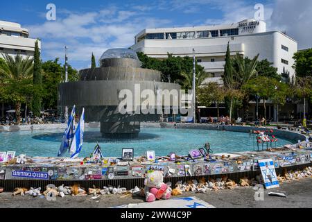 Tel Aviv, Israele - 4 marzo 2024, memoriale di Piazza Dizengoff, regali e foto di ostaggi e soldati uccisi da Hamas durante il 7 ottobre 2023 Foto Stock