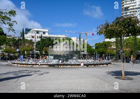 Tel Aviv, Israele - 4 marzo 2024, memoriale di Piazza Dizengoff, regali e foto di ostaggi e soldati uccisi da Hamas durante il 7 ottobre 2023 Foto Stock