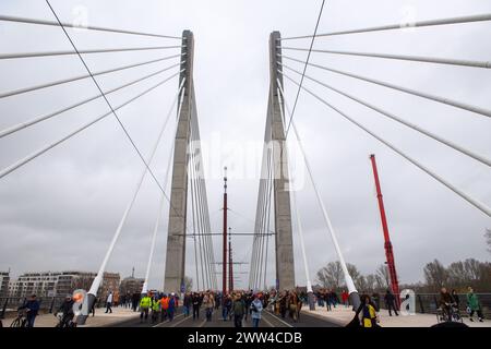 Magdeburgo, Germania. 21 marzo 2024. Le persone attraversano il Kaiser otto Bridge a piedi in quanto è aperto al traffico. Il ponte è stato completamente aperto nel pomeriggio. Dopo che il ponte è stato aperto al traffico di tram a dicembre, tutti gli altri utenti della strada come automobilisti, ciclisti e pedoni sono ora autorizzati ad attraversare. (Alla dpa "il traffico passa sopra il nuovo attraversamento dell'Elba di Magdeburgo") credito: Klaus-Dietmar Gabbert/dpa/Alamy Live News Foto Stock