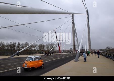 Magdeburgo, Germania. 21 marzo 2024. Un'auto attraversa il ponte Kaiser-otto. Il ponte è stato completamente aperto nel pomeriggio. Dopo che il ponte è stato aperto al traffico di tram a dicembre, tutti gli altri utenti della strada come automobilisti, ciclisti e pedoni sono ora autorizzati ad attraversare. (Alla dpa "il traffico passa sopra il nuovo attraversamento dell'Elba di Magdeburgo") credito: Klaus-Dietmar Gabbert/dpa/Alamy Live News Foto Stock