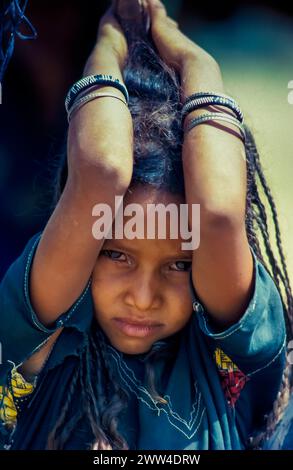 Niger, Nomad o Touareg girl nella regione del Sahel vicino a Bouza. Foto Stock