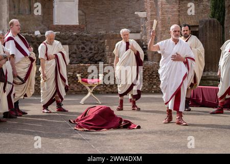 Roma, Italia, 15 marzo 2024 - rievocazione storica delle Idi di marzo realizzata dal gruppo storico Romano nell'area Sacra di largo Argentina a Roma. Crediti: Luigi de Pompeis / Alamy Live News Stock Photo Foto Stock
