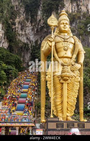 I visitatori che celebrano il festival indù di Thaipusam salgono la scalinata di 272 gradini che conduce al tempio indù delle grotte di Batu in Malesia a Kuala Lumpur Foto Stock