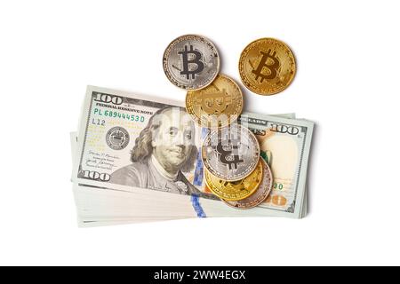 Bitcoin, banconote da 100 dollari su sfondo bianco, il concetto di finanza, business, ricchezza, successo, criptovaluta. Foto Stock