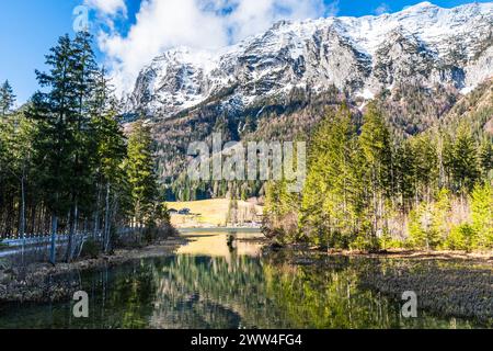 Lago Hintersee in Germania, Baviera, Parco Nazionale Ramsau nelle Alpi. Splendido paesaggio invernale. Foto Stock