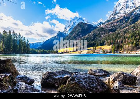 Lago Hintersee in Germania, Baviera, Parco Nazionale Ramsau nelle Alpi. Splendido paesaggio invernale. Foto Stock