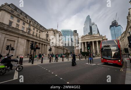 Londra, Regno Unito: Bank Junction nella City di Londra. Bank of England a sinistra, Royal Exchange Center e grattacieli alle spalle. Foto Stock