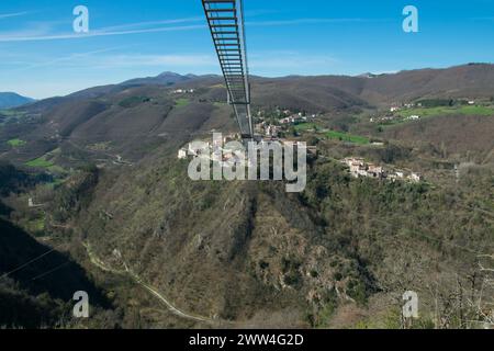 Vista panoramica del ponte tibetano di Sellano, adrenalina ed emozioni nel cuore dell'Umbria, Italia Foto Stock