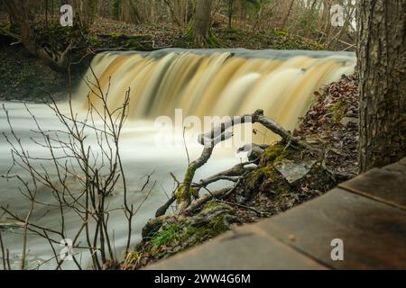 Osserva l'eterea bellezza della cascata di Ivandes catturata durante una lunga esposizione, dove le acque a cascata diventano uno spettacolo ipnotico dell'eleganza della natura Foto Stock