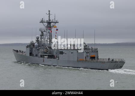 La fregata missilistica guidata antiaerea e antisommergibile della Marina spagnola ESPS SANTA MARIA (F81) salpa dalla base navale Foto Stock