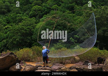 Pescatori che utilizzano attrezzature per la pesca a rete (rete quadrata) per la cattura di pesci a Kaeng Luang, provincia di Nan, Thailandia Foto Stock