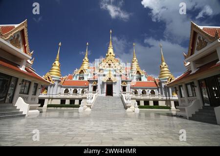 Tempio di Wat Tang Sai o Tang Sai bellissimo tempio sulla cima della montagna di Thong Chai a Prachuap Khiri khan, Thailandia Foto Stock