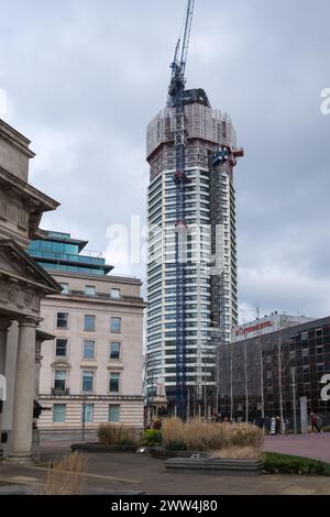 La costruzione continua dell'Octagon, un blocco residenziale ottagonale a 49 piani nel centro di Birmingham. L'edificio più alto di Birmingham Foto Stock