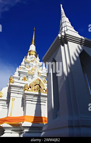 Antica pagoda a Wat Phra Borommathat Chaiya Ratcha worawihan nella provincia di Surat Thani, a sud della Thailandia Foto Stock