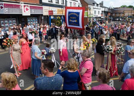 Neston Female Friendly Society Annual Club Walking Day. I membri del Ladies Club al "Cross" cantano inni e Land of Hope and Glory. Neston, Cheshire, Inghilterra 4 giugno 2015. 2010 UK HOMER SYKES Foto Stock