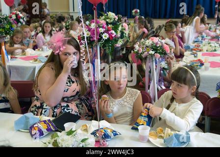 Neston Female Friendly Society Annual Club Walking Day. Neston Cheshire Regno Unito 2015. Le ragazze di 5-15 anni possono camminare e poi diventare membri. Tè nella sala Civica alla fine della giornata. Foto Stock