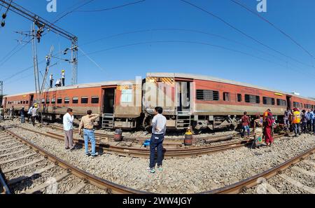 Ajmer, India. 17 marzo 2024. Quattro carrozze del treno superveloce Sabarmati-Agra deragliarono vicino alla stazione di Ajmer lunedì mattina, 17 marzo 2024 ad Ajmer, in India, hanno detto i funzionari. Nessuna perdita di vite umane è stata riportata nell'incidente avvenuto intorno all'una di notte, hanno detto, aggiungendo che il treno espresso era in viaggio per Agra. (Foto di Shaukat Ahmed/Pacific Press/Sipa USA) credito: SIPA USA/Alamy Live News Foto Stock