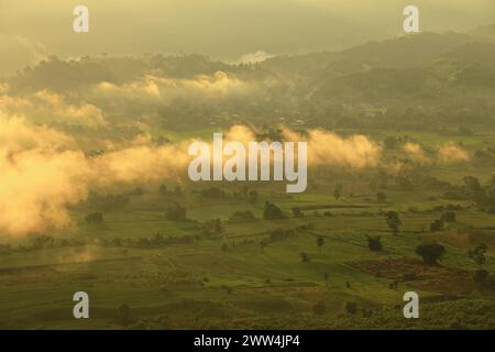 Vista panoramica sulla foresta, Tham Sakaen, zona di confine della provincia di Nan. Con la provincia di Phayao, Thailandia Foto Stock