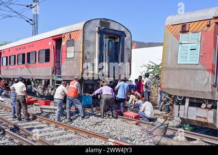 Ajmer, India. 17 marzo 2024. Quattro carrozze del treno superveloce Sabarmati-Agra deragliarono vicino alla stazione di Ajmer lunedì mattina, 17 marzo 2024 ad Ajmer, in India, hanno detto i funzionari. Nessuna perdita di vite umane è stata riportata nell'incidente avvenuto intorno all'una di notte, hanno detto, aggiungendo che il treno espresso era in viaggio per Agra. (Foto di Shaukat Ahmed/Pacific Press/Sipa USA) credito: SIPA USA/Alamy Live News Foto Stock