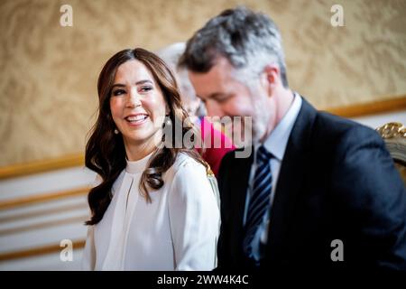 La coppia reale, il re Federico X e la regina Maria, e la principessa Benedikte partecipano all'apertura della mostra FREDERIK 10. Re del domani al Museo Amalienborg di Copenaghen, giovedì 21 marzo 2024. (Foto: IDA Marie Odgaard/Ritzau Scanpix) Foto Stock