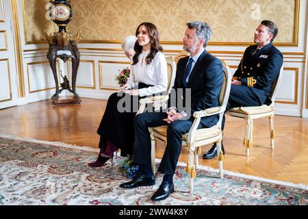 La coppia reale, il re Federico X e la regina Maria, e la principessa Benedikte partecipano all'apertura della mostra FREDERIK 10. Re del domani al Museo Amalienborg di Copenaghen, giovedì 21 marzo 2024. (Foto: IDA Marie Odgaard/Ritzau Scanpix) Foto Stock