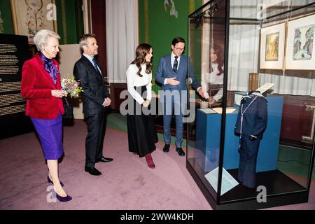 La coppia reale, il re Federico X e la regina Maria, e la principessa Benedikte partecipano all'apertura della mostra FREDERIK 10. Re del domani al Museo Amalienborg di Copenaghen, giovedì 21 marzo 2024. (Foto: IDA Marie Odgaard/Ritzau Scanpix) Foto Stock