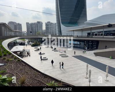 Una vista del centro commerciale Citylife e della sua incredibile architettura, Milano, Italia Foto Stock