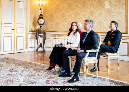 La coppia reale, il re Federico X e la regina Maria, e la principessa Benedikte partecipano all'apertura della mostra FREDERIK 10. Re del domani al Museo Amalienborg di Copenaghen, giovedì 21 marzo 2024. (Foto: IDA Marie Odgaard/Ritzau Scanpix) Foto Stock