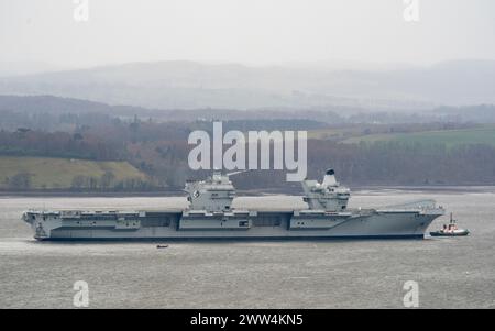 La portaerei della Royal Navy HMS Queen Elizabeth arriva al porto di Rosyth. Rimarrà nel bacino di carenaggio per consentire le riparazioni dei giunti dell'elica. Foto Stock