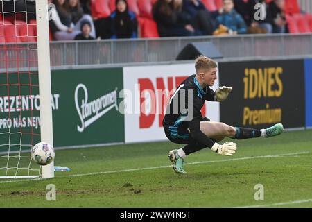 Pardubice, Repubblica Ceca. 21 marzo 2024. Il portiere dell'Irlanda del Nord Fraser Barnsley riceve il primo gol durante l'amichevole di calcio U21 tra Repubblica Ceca e Irlanda del Nord a Pardubice, Repubblica Ceca, 21 marzo 2024. Crediti: Josef Vostarek/CTK Photo/Alamy Live News Foto Stock