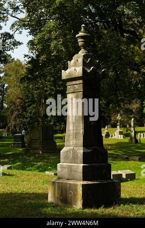 2023 - Lowell Cemetery - Lowell, Massachusetts. Un grande monumento verticale dell'epoca della Guerra di Secessione americana, con l'iscrizione Blanche i Fisk, si erge all'ombra con foglie autunnali Foto Stock