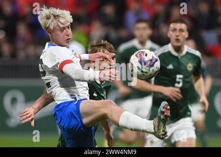 Pardubice, Repubblica Ceca. 21 marzo 2024. Tom Sloncik della Repubblica Ceca, a sinistra, in azione durante l'amichevole di calcio U21 Repubblica Ceca contro Irlanda del Nord a Pardubice, Repubblica Ceca, 21 marzo 2024. Crediti: Josef Vostarek/CTK Photo/Alamy Live News Foto Stock