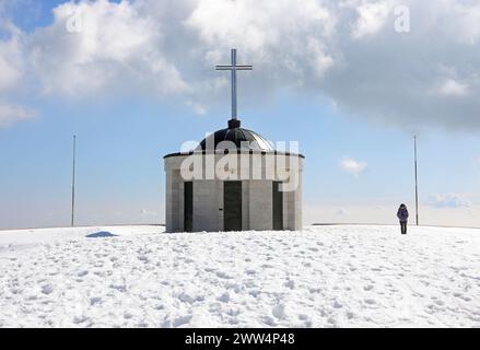 Pieve, TV, Italia - 13 marzo 2024: Piccola cappella del Memoriale militare un ossario della prima guerra mondiale Foto Stock