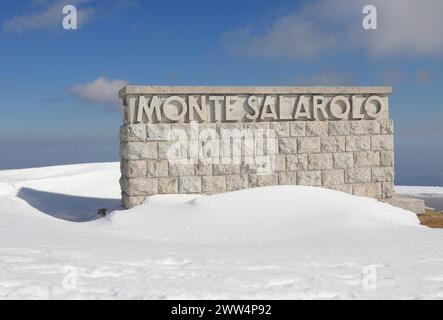 Pieve, TV, Italia - 13 marzo 2024: Pietra commemorativa con il nome di Monte Salarolo Foto Stock