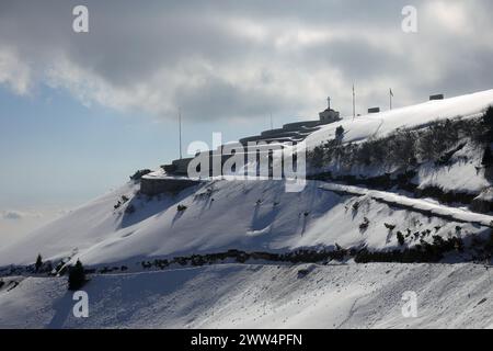 Pieve, TV, Italia - 13 marzo 2024: Memoriale militare del Monte Grappa della prima guerra mondiale Foto Stock