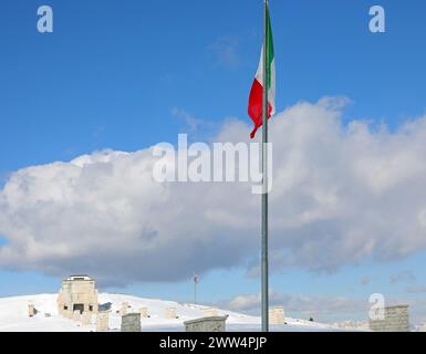 Pieve, TV, Italia - 13 marzo 2024: Memoriale militare del Monte Grappa e bandiera italiana Foto Stock