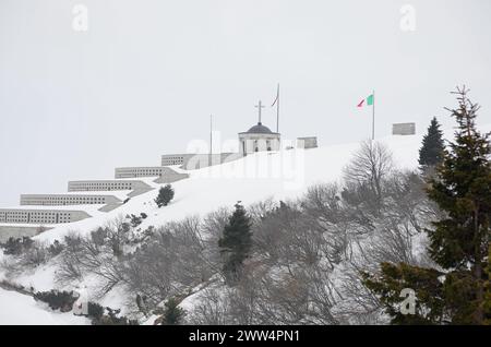 Pieve, TV, Italia - 13 marzo 2024: Memoriale militare del Monte Grappa un ossario con neve bianca Foto Stock