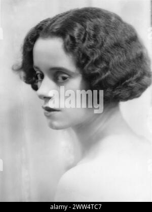 L'attrice britannica ELSA LANCHESTER in a 1930 Portrait della fotografa britannica YVONNE GREGORY Foto Stock