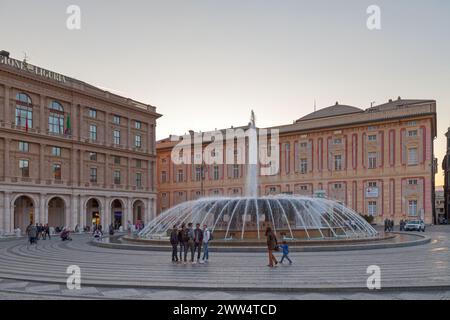 Genova, Italia - marzo 29 2019: Piazza De Ferrari è una piazza della città conosciuta per la sua fontana in bronzo degli anni '1930, sede di numerosi importanti istituti culturali Foto Stock