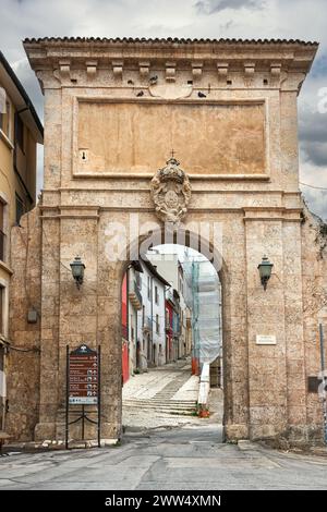Porta Bazzano è una delle porte delle mura cittadine dell'Aquila, situata all'inizio di Costa Masciarelli e via Fortebraccio. L'Aquila Foto Stock