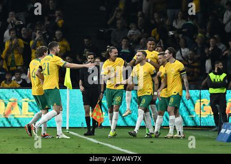 21 marzo 2024; CommBank Stadium, Sydney, NSW, World Cup Qualifying Football, Australia contro Libano; Keanu Baccus dell'Australia celebra il suo gol con i compagni di squadra per arrivare a 1-0 al 5 ° minuto Foto Stock