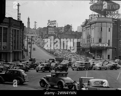 Traffico durante lo sciopero dei tram e degli autobus, North Sydney, 20 dicembre 1951, rivista PIX [attribuita] State Library of New South Wales Foto Stock