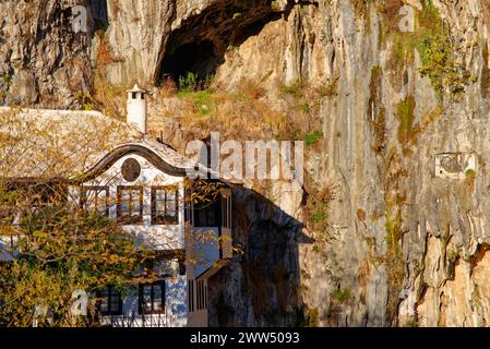 Vista di Tekija a Blagaj in Bosnia ed Erzegovina. La Tekija, casa derviscia, situata alla sorgente del fiume Buna. Foto Stock