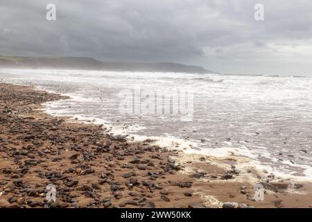 Le onde si infrangono sulla costa durante una tempesta atlantica sulla spiaggia di Widemouth, in Cornovaglia Foto Stock