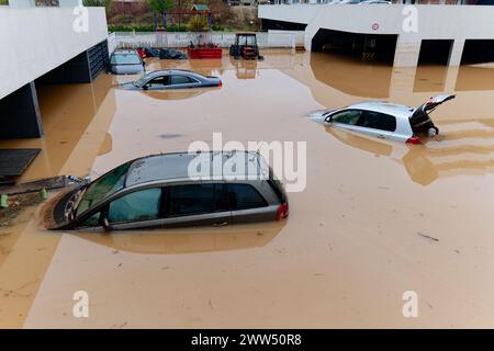 Le piogge torrenziali causano inondazioni improvvise nell'area della città. Auto sott'acqua nel parcheggio del condominio. Auto danneggiate causate da forti piogge Foto Stock