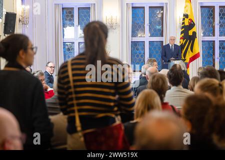 Bundespraesident Frank-Walter Steinmeier Re. Hinten sprach am Donnerstag 21.03.2024 in der Alten Boerse a Lipsia zu 35 Jahre friedliche Revolution und 75 Jahre Grundgesetz. Foto: Mehrere portestierende Frauen unterbrachen Steinmeier bei dessen Rede. SIE Forderten ein Ende der Kaempfe a Gaza Steinmeier sagte: Die Demokratie zu schuetzen und zu staerken, SIE wehrhafter zu machen, das ist die Bewaehrung, vor der wir stehen. Der Bundespraesident hatte zuvor die Buchmesse besucht. VOR 35 Jahren, AM 9. Oktober 1989, gingen in Lipsia ueber 70,000 Menschen fuer Freiheit und Demokratie auf die Stra Foto Stock