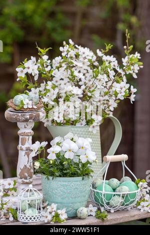 composizione floreale con fiore viola bianco e bouquet di fiori di prato Foto Stock