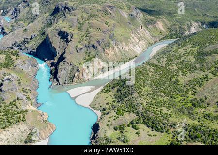 Confluenza dei fiumi Rio Baker e Rio Chacabuco, vista aerea, acqua fangosa del Rio Cochrane si fonde con il torrente glaciale Rio Baker, Patagonia, Cile Foto Stock